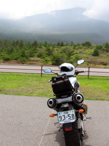 ちょっと雲がかかった浅間山とバイク