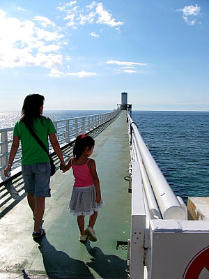 海中展望塔への橋